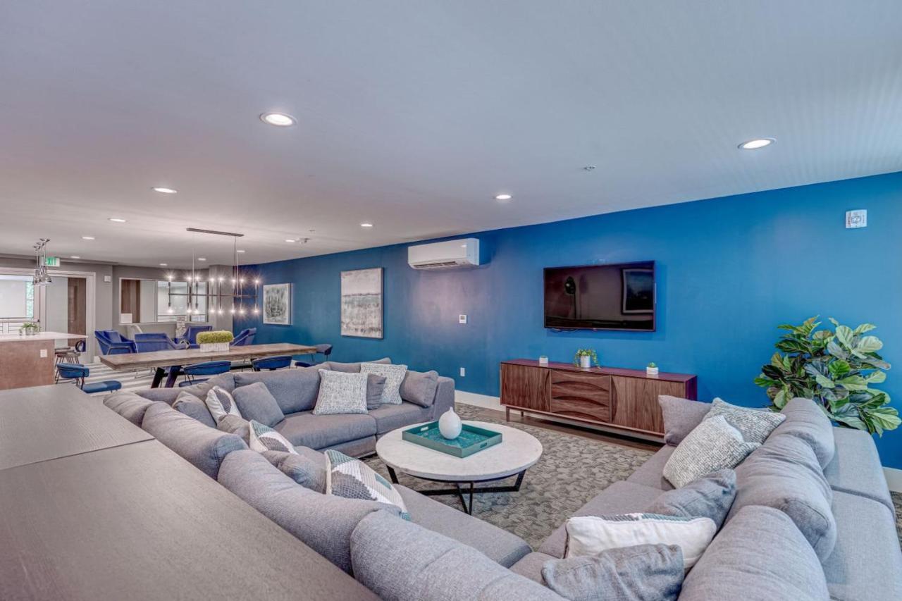 Wallingford W Pets Wd Nr Dining Bars Sea-562